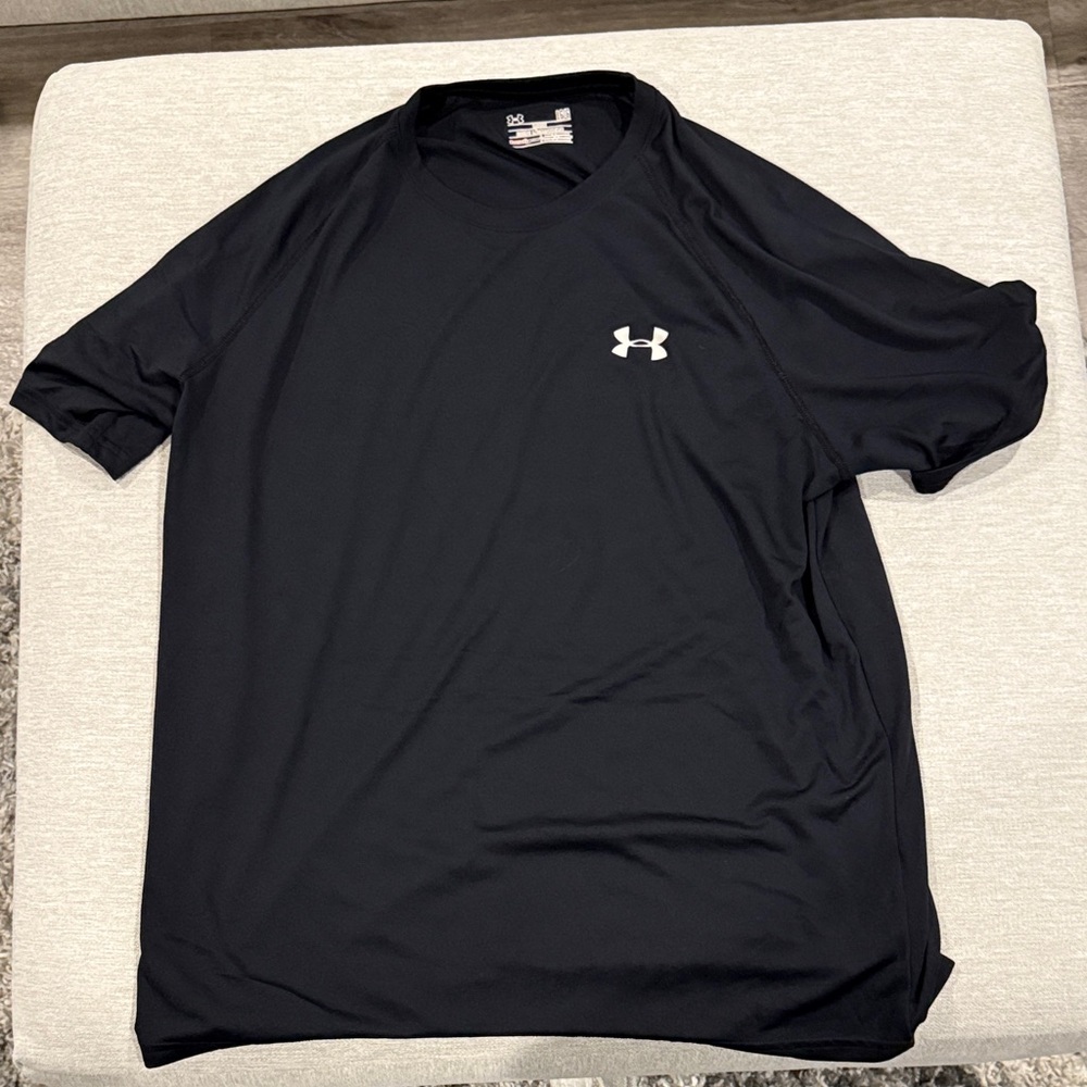 Under Armour Men's Dark Tee with Logo Loose Fit